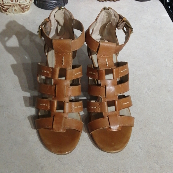 Super brown comfy Melia sandals with a small heel. - Picture 1 of 4